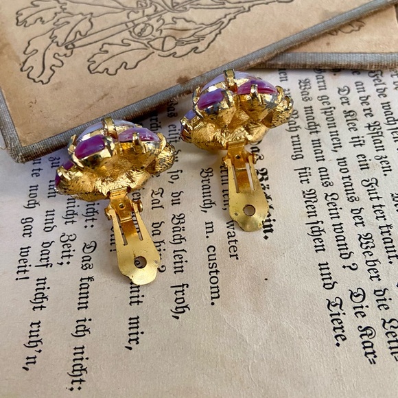 SOLD-Vintage Hattie Carnegie two tone pink Givré glass clip on earrings - Picture 8 of 14